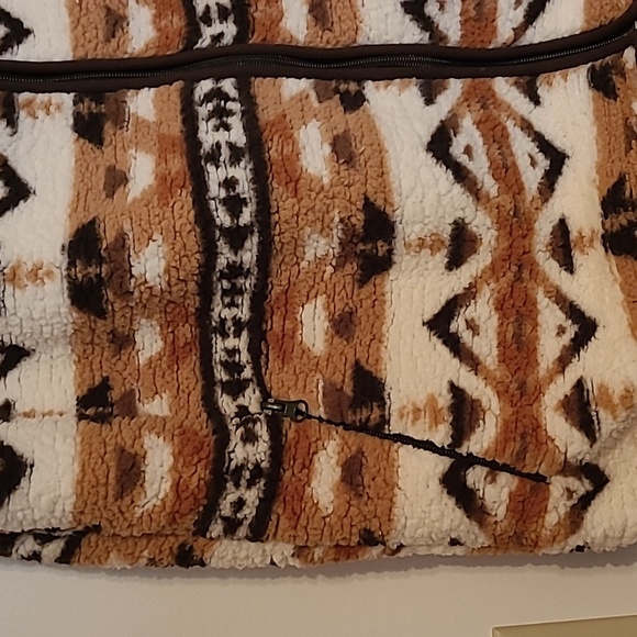 NWT Marissa Olivia tan, brown & cream colored aztec design fleece vest Sz XL - Picture 2 of 5